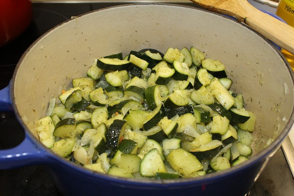 Zucchinigemüse mit Dill