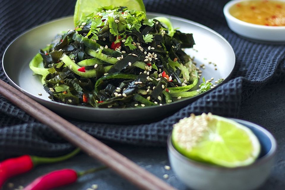 Wakame-Algensalat mit Limette und Gurke