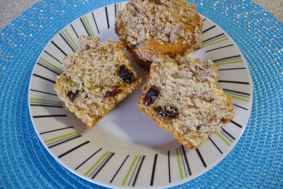 Mandelmuffins mit Amaretto-Rosinen und Spekulatius-Streusel