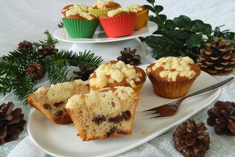 Mandelmuffins mit Amaretto-Rosinen und Spekulatius-Streusel