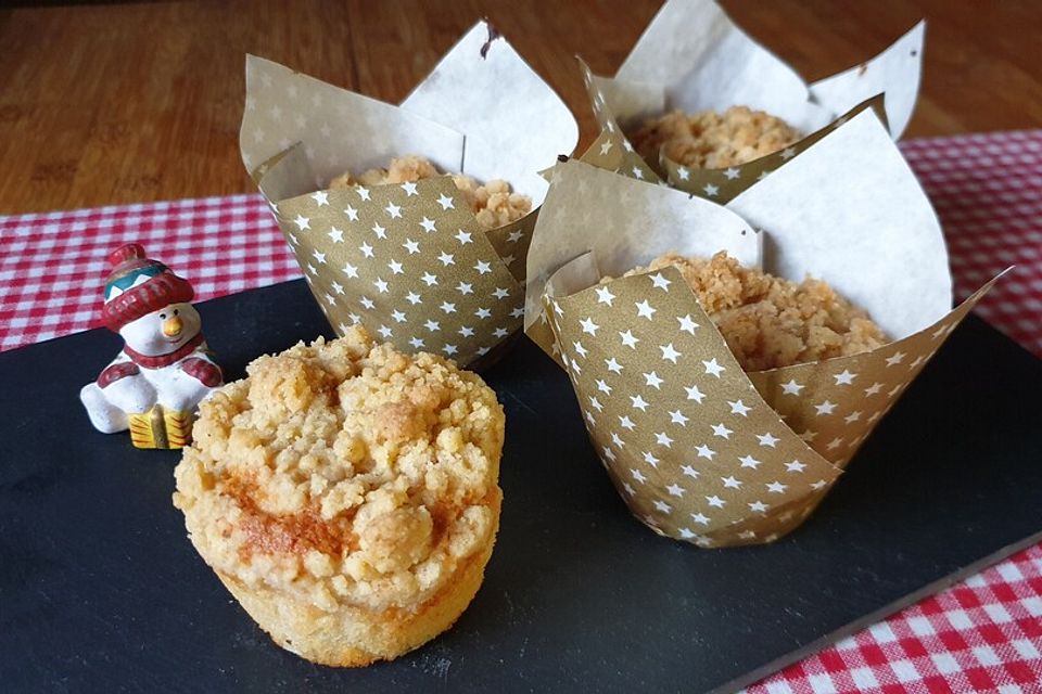 Mandelmuffins mit Amaretto-Rosinen und Spekulatius-Streusel