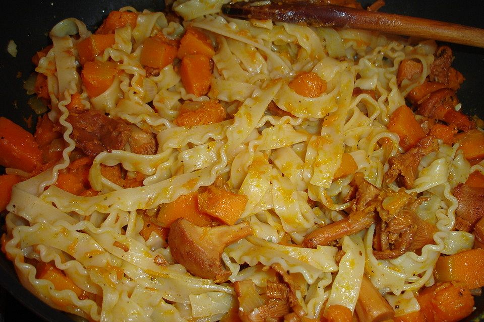 Pasta mit Kürbis und Pfifferlingen