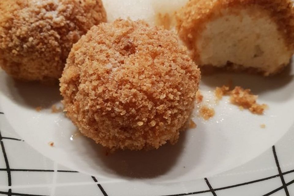 Quarkknödel mit kandierten Früchten an weißer Mokkasabbayon