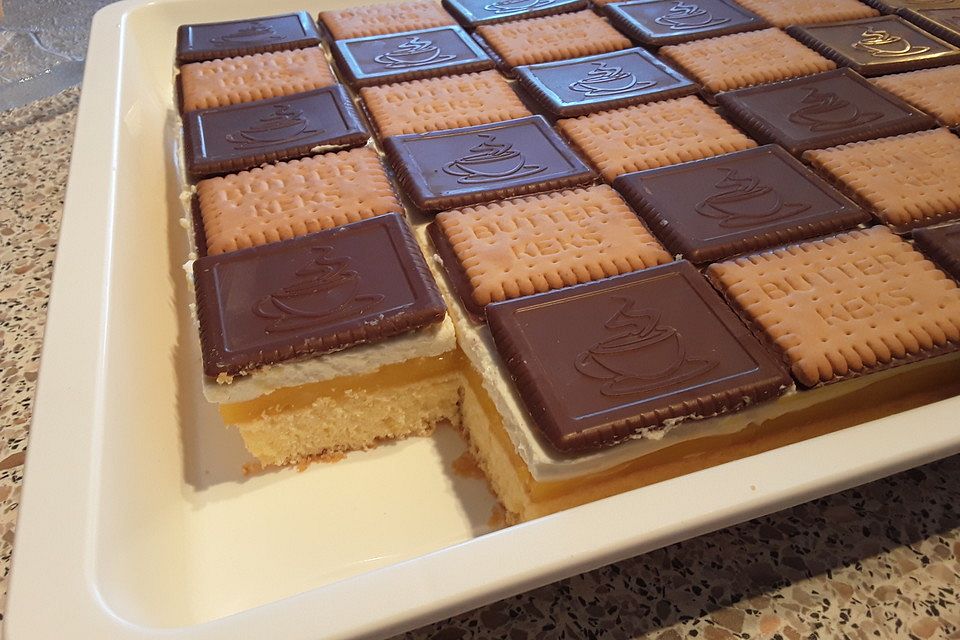 Blechkuchen mit Orangencreme, Mascarponehaube und Butterkeksen