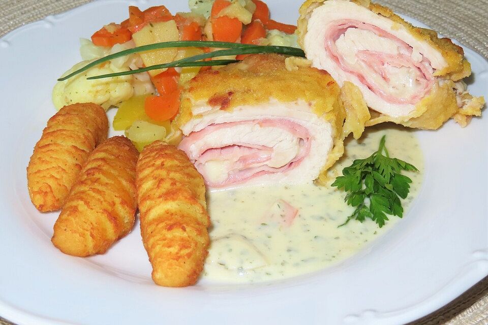 Putenröllchen "Cordon bleu" mit Wintergemüse und Kräuterrahmsauce