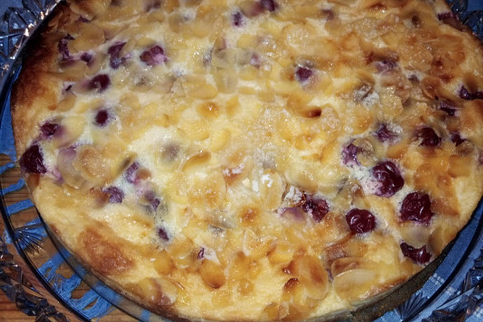 Böhmischer Kirschkuchen mit Schmandguss und Mandelblättchen