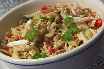 Thai Crunch Salat mit Erdnuss-Dressing
