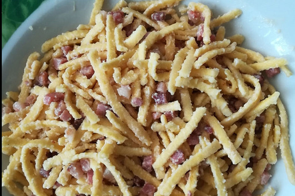 Spätzle in Crème fraîche mit Speckwürfeln