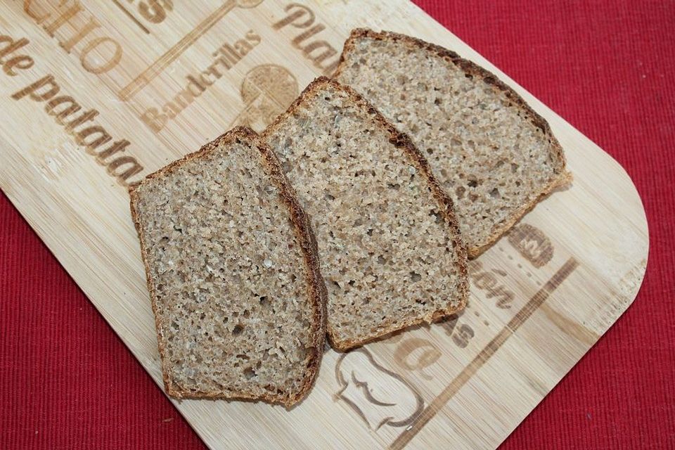 Dinkel-Weizen-Roggensauerteig-Vollkornbrot mit Hanfsamen und Chiasamen