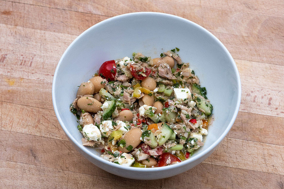 Weißer Bohnensalat mit Thunfisch, Schafskäse und knackigem Gemüse