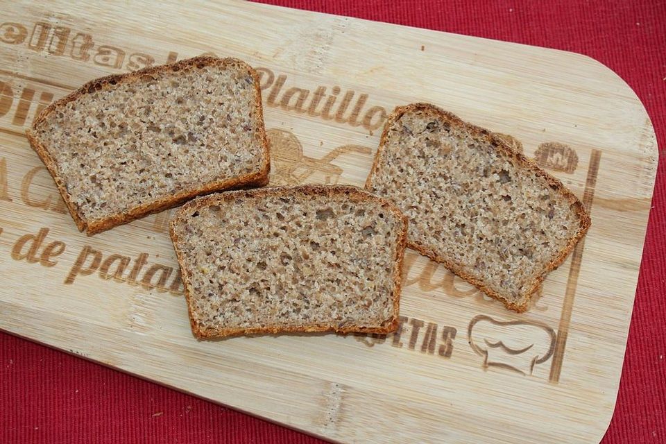 Dinkel-Roggensauerteig-Brot mit zweierlei Leinsamen und Kefir