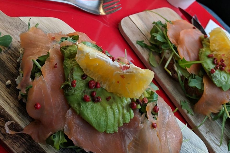 Lachsbrötchen mit Avocado "petit prince"