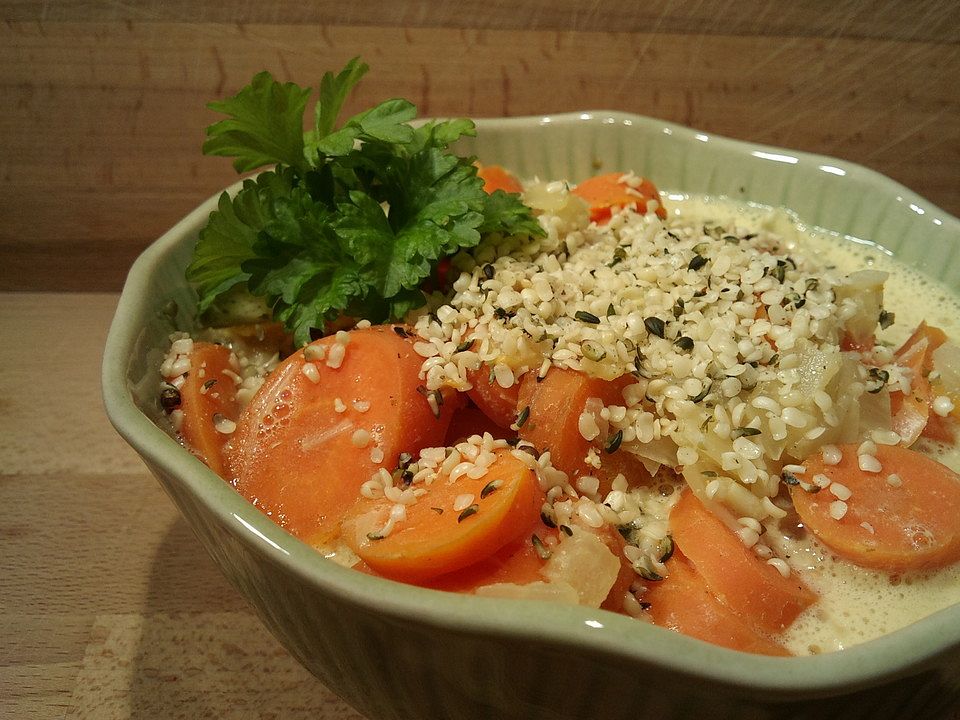 Möhren-Zwiebel-Gemüse mit Hanfsamen