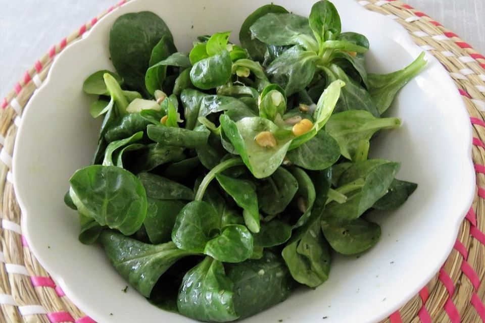 Feldsalat mit fruchtigem Orangen-Dressing