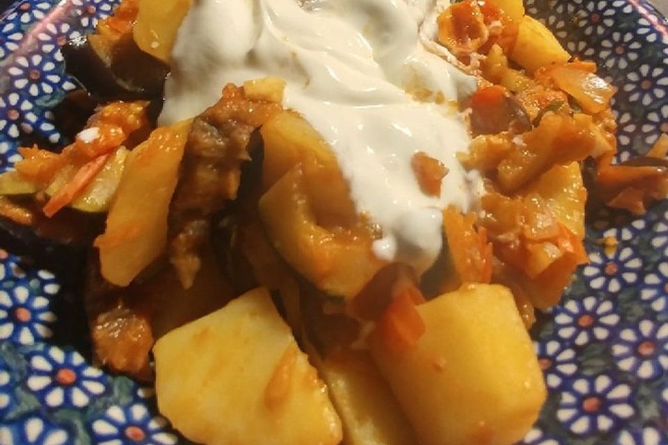 Türkische Auberginen-Kartoffel-Pfanne mit Joghurt