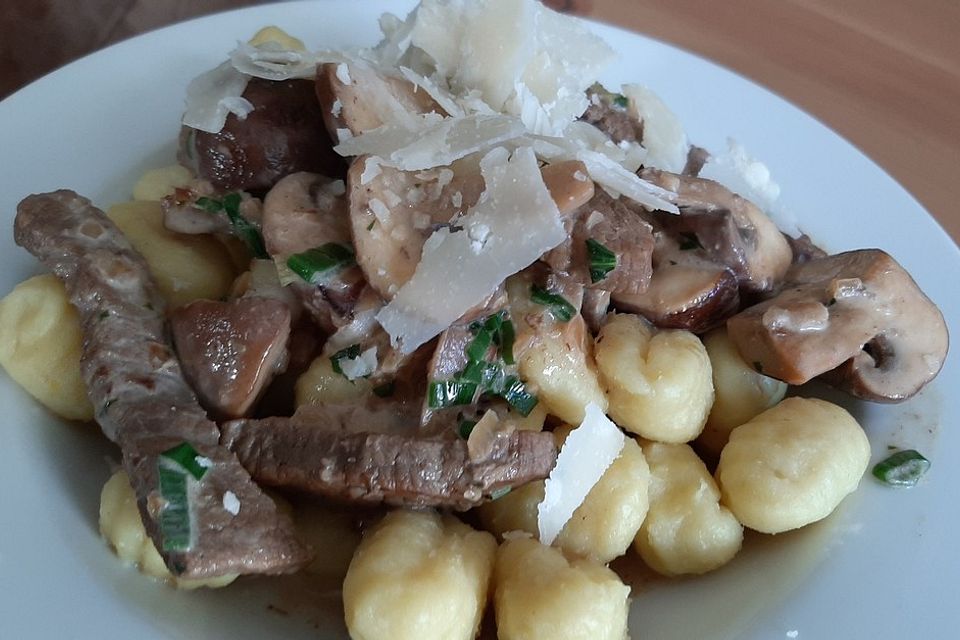 Gnocchi mit Rindfleisch und Pilzen in Weißwein-Sahnesauce