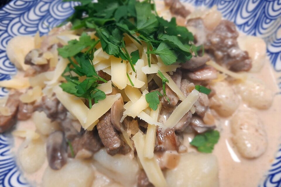 Gnocchi mit Rindfleisch und Pilzen in Weißwein-Sahnesauce