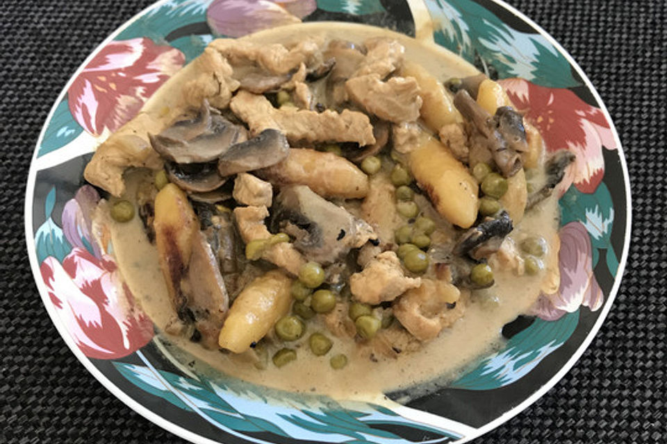 Hähnchen mit Pilzen und Schupfnudeln