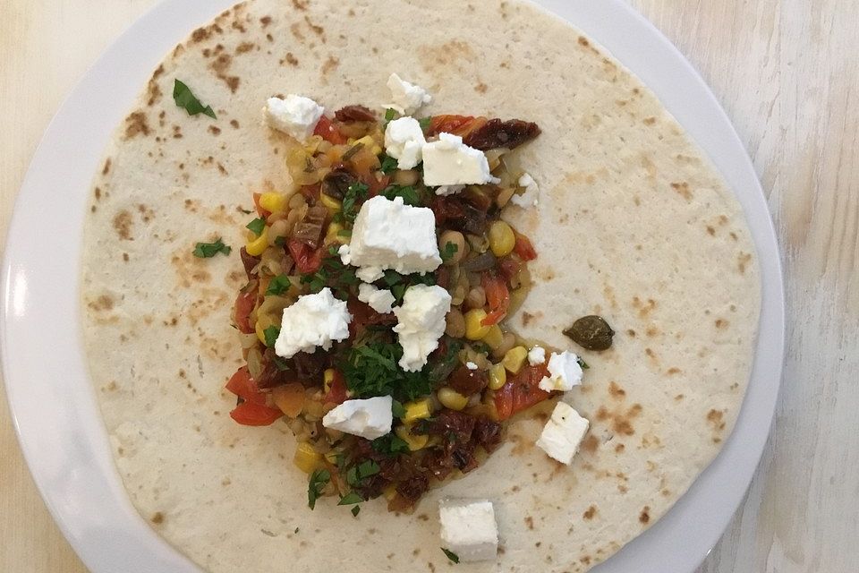 Wrap mit Mais, Bohnen, Paprika und Feta-Käs