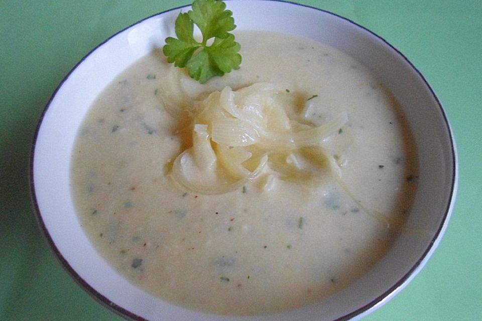 Helle Zwiebelsuppe mit Brie