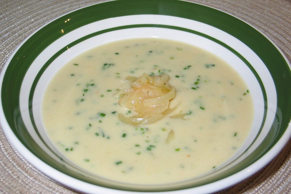 Helle Zwiebelsuppe mit Brie