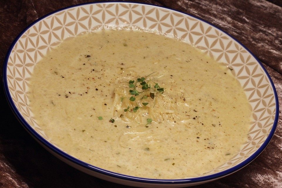 Helle Zwiebelsuppe mit Brie