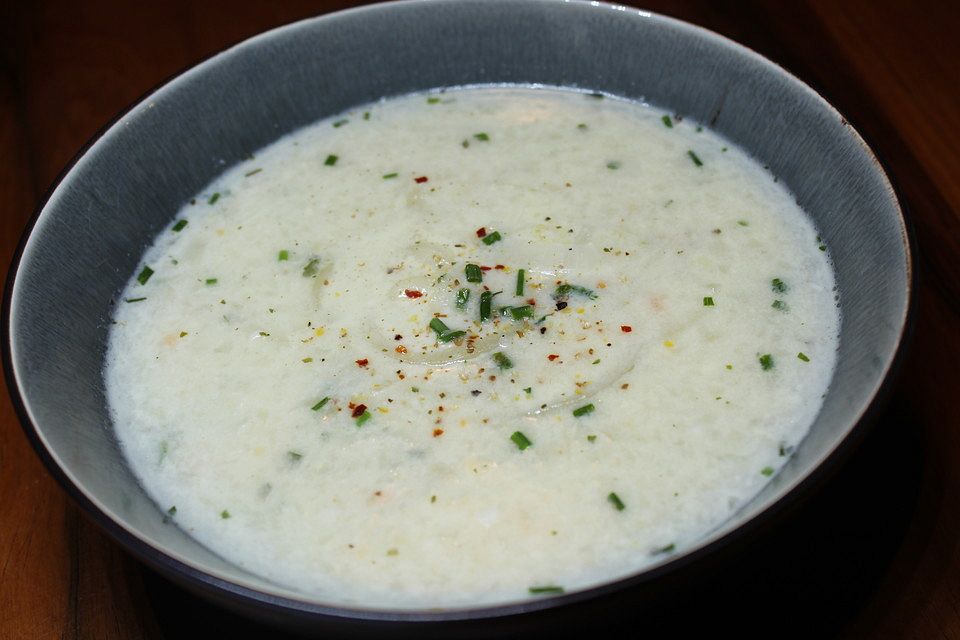 Helle Zwiebelsuppe mit Brie