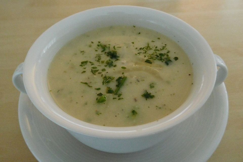 Helle Zwiebelsuppe mit Brie