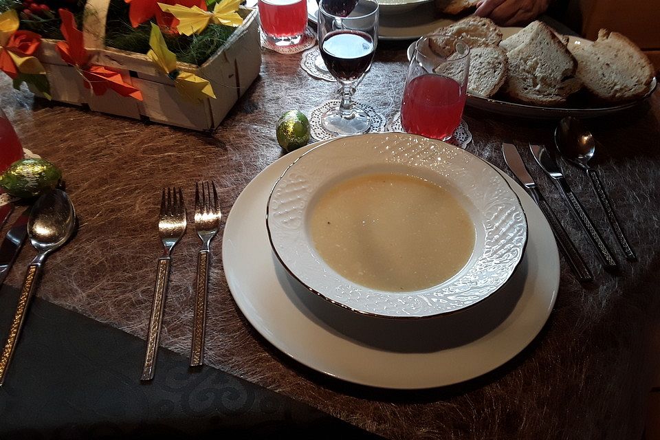 Helle Zwiebelsuppe mit Brie