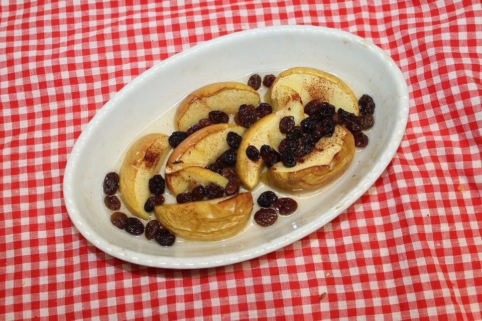 Bratäpfel in Weißwein mit Rosinen, Zucker und Zimt aus dem Backofen