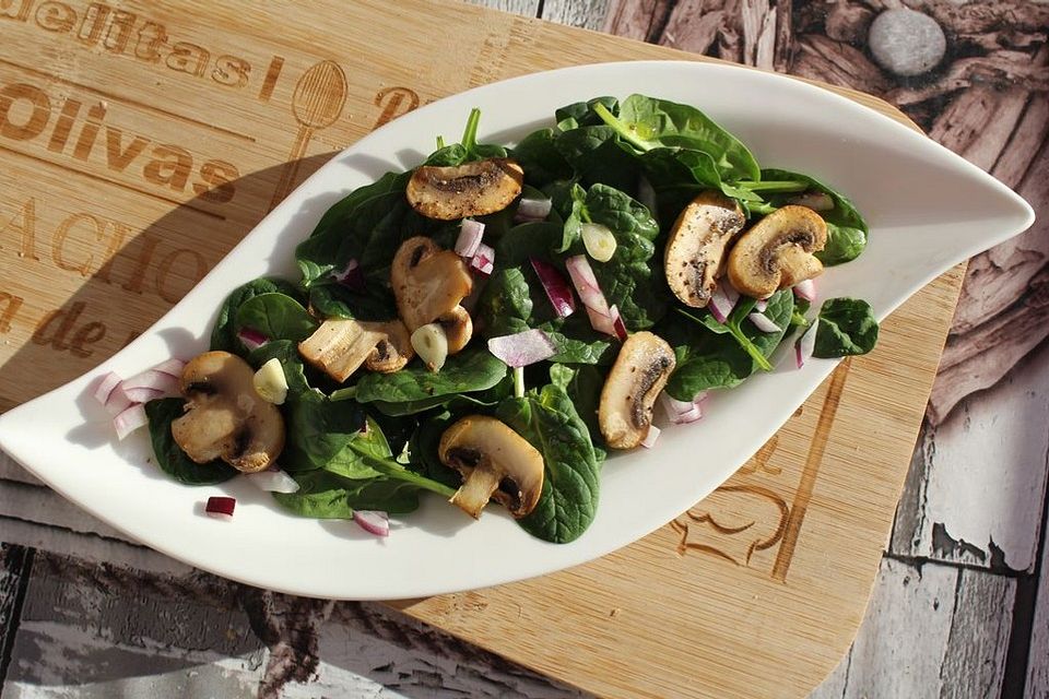 Feldsalat mit gebratenen Champignons und Balsamico-Vinaigrette