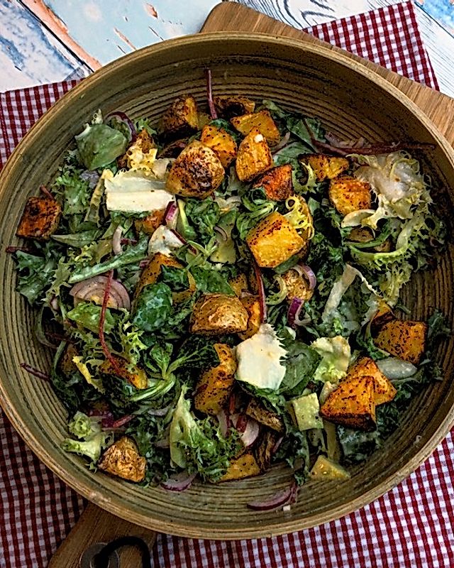 Grüner veganer Herbstsalat mit Ofenkartoffeln, Avocado und Kürbiskernen