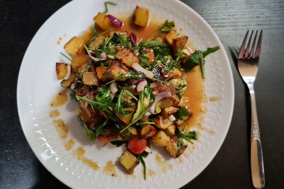 Grüner veganer Herbstsalat mit Ofenkartoffeln, Avocado und Kürbiskernen