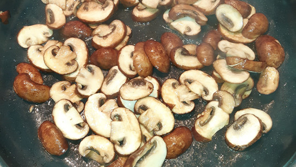 Gebratene Pilze mit Speck und Zwiebeln Gebratene Pilze mit Speck und Zwiebeln