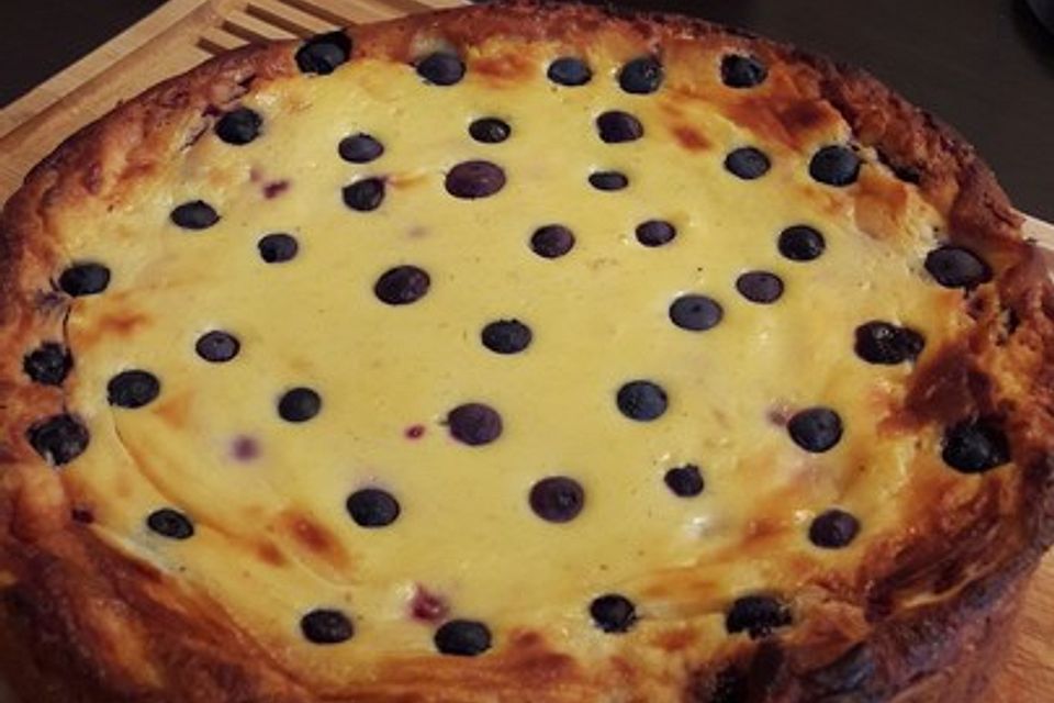 Raffinierter Quarkkuchen mit Johannisbeeren, Himbeeren und Heidelbeeren