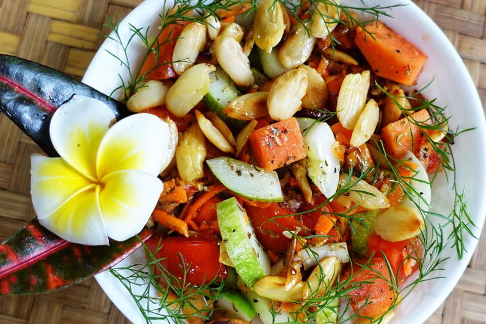 Bunter Salat mit Papaya und Mandeln