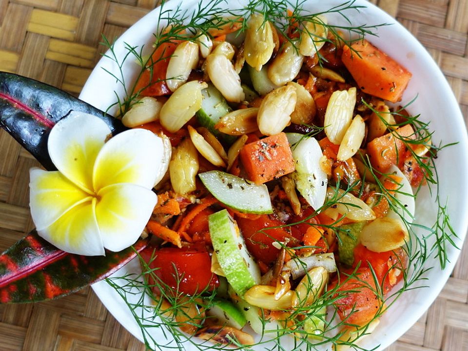 Bunter Salat mit Papaya und Mandeln von dieter_sedlaczek| Chefkoch
