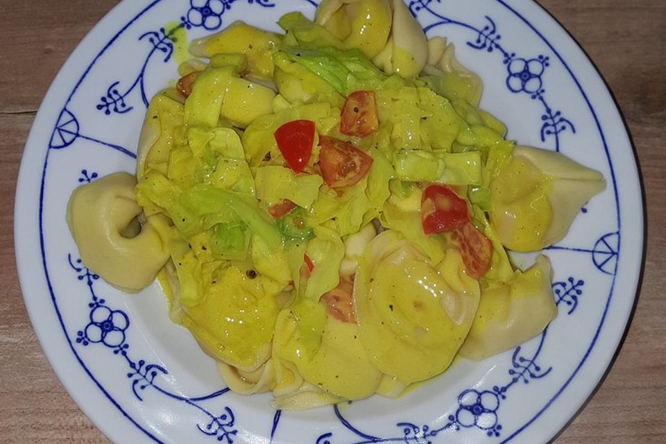 Tortellini mit Spitzkohl-Curry-Rahm