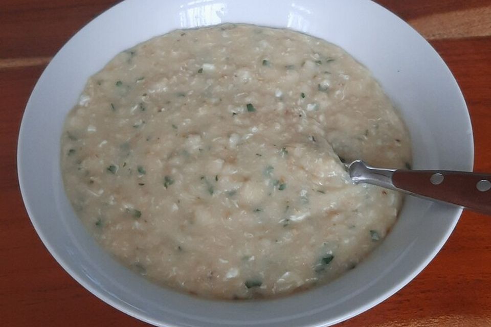 Haferflockensuppe oder herzhaftes Porridge