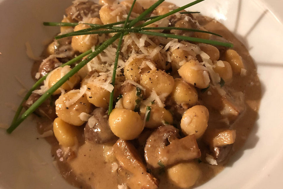 Champignons in Parmesan-Sahne-Sauce mit Gnocchi