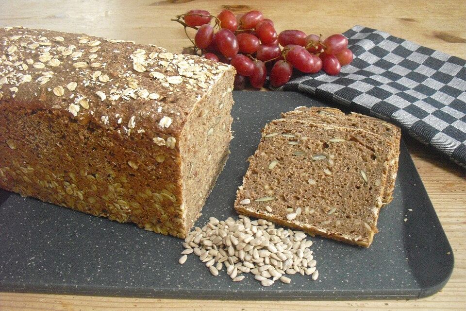 Vollkornbrot mit Roggen, Weizen und Sauerteig