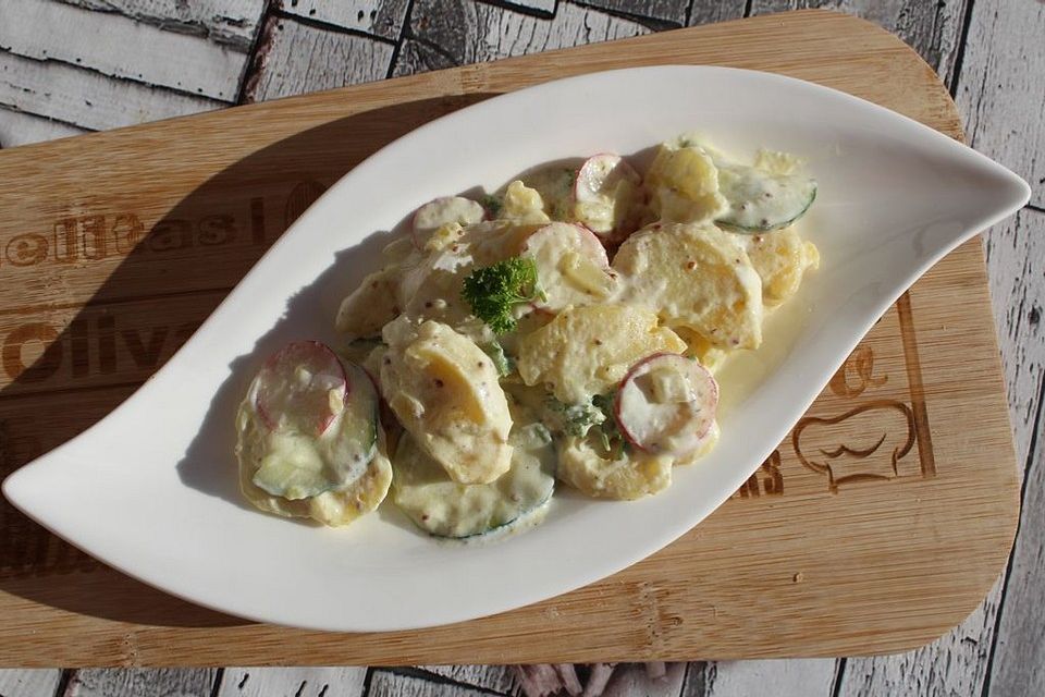 Kartoffelsalat mit Gurken und Radieschen