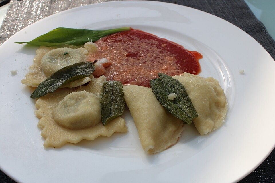 Spinat-Ricotta-Schafskäse Ravioli in Tomaten-Weißwein-Sauce