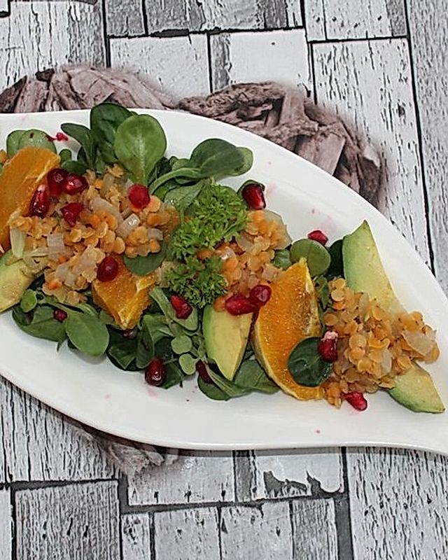 Salat mit roten Linsen, Avocado, Orange und Granatapfelkernen