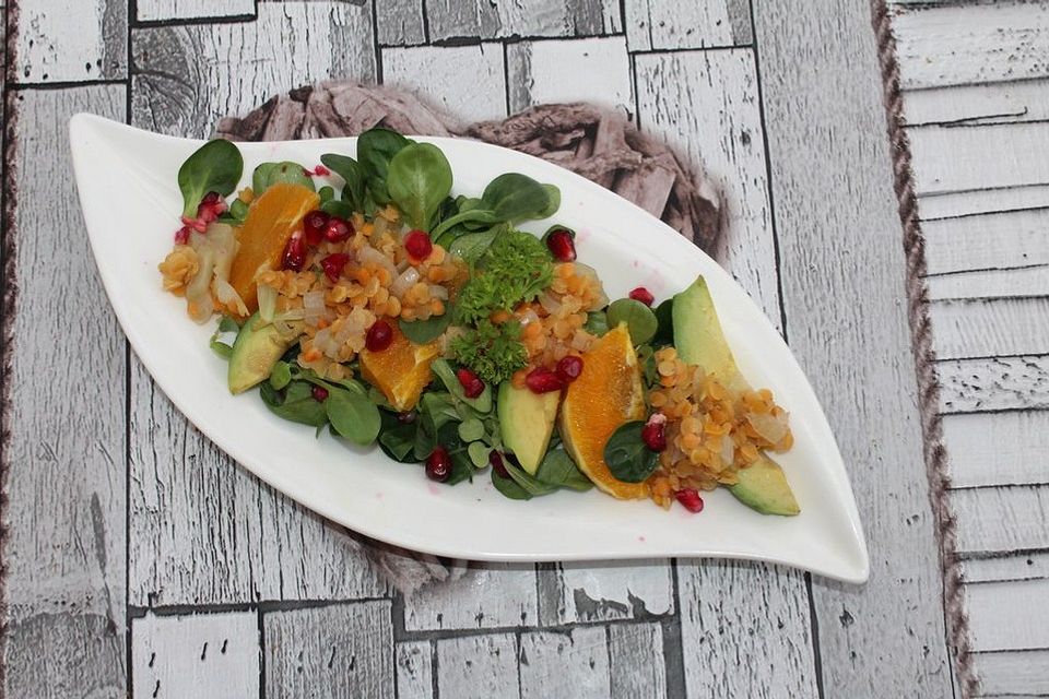 Salat mit roten Linsen, Avocado, Orange und Granatapfelkernen