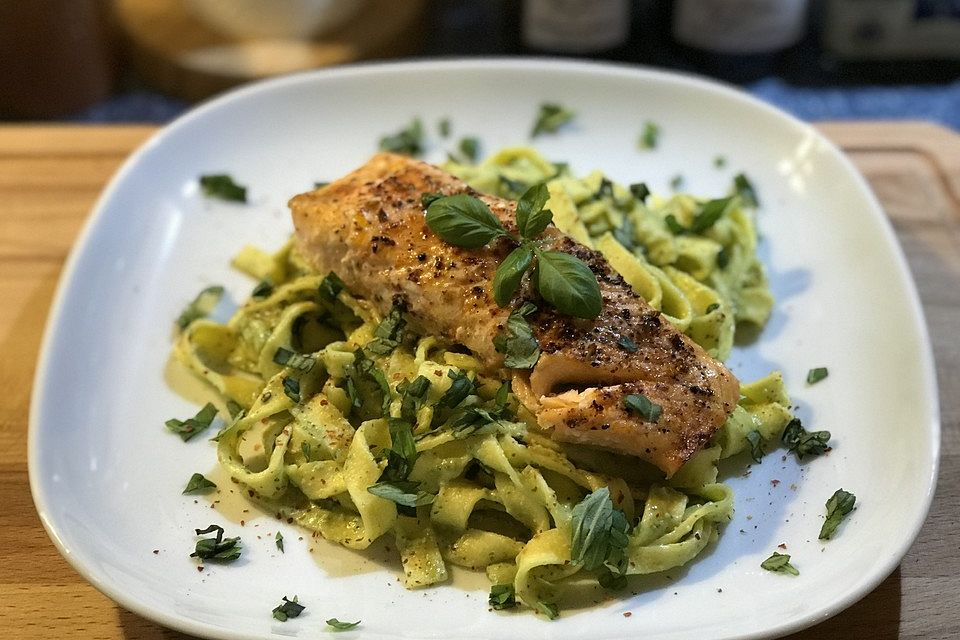 Pasta mit Avocado-Basilikum-Pesto und würzigem Lachs