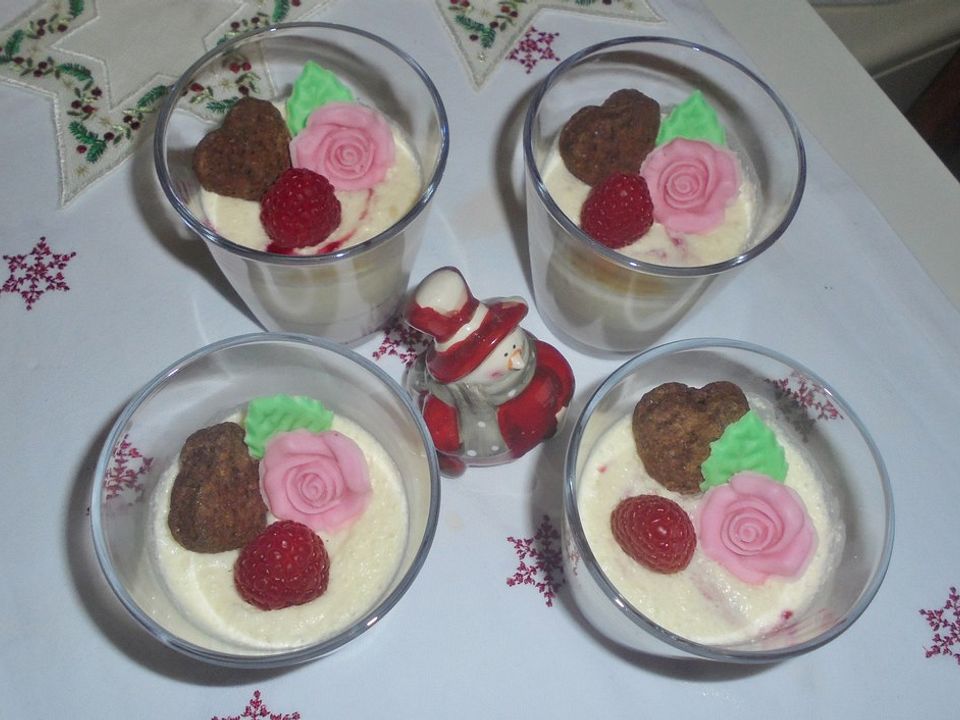 Kokos-Sahne-Mousse mit Himbeersauce und Schokoherzen von Anaid55| Chefkoch