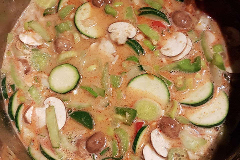 Thai-Curry-Suppe mit Hühnchen und Mie-Nudeln