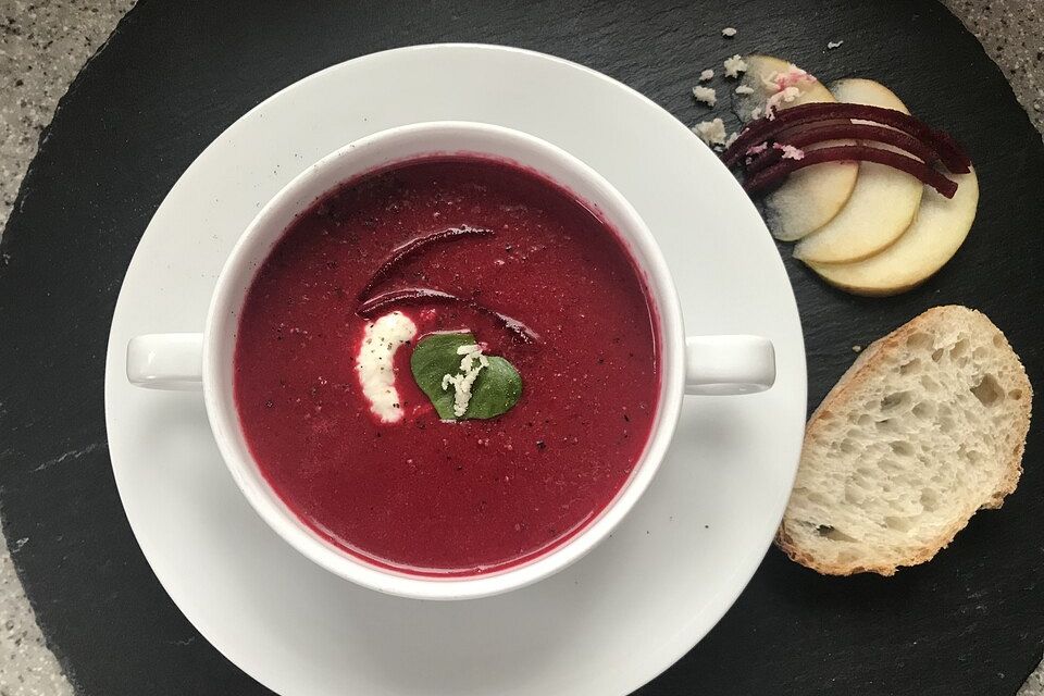 Fruchtige Rote Bete-Suppe mit Meerrettichschaum