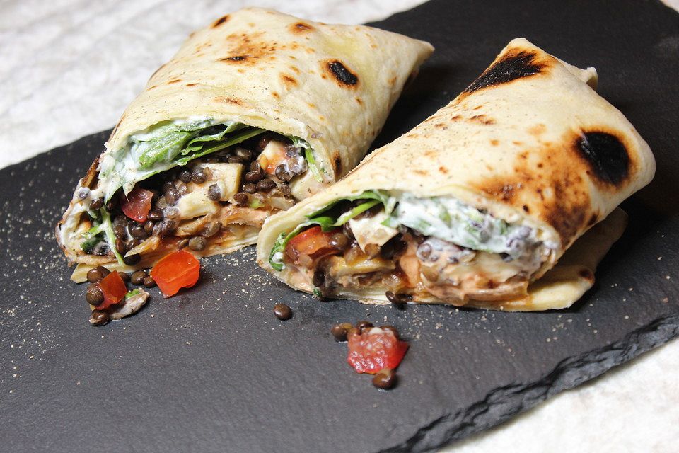 Wrap mit Belugalinsen, Spinat und Champignons